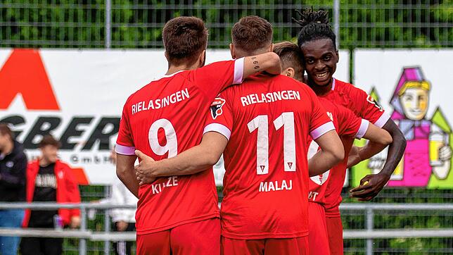 Jubelnde Hegauer: Der 1. FC Rielasingen-Arlen gewann in Ravensburg.