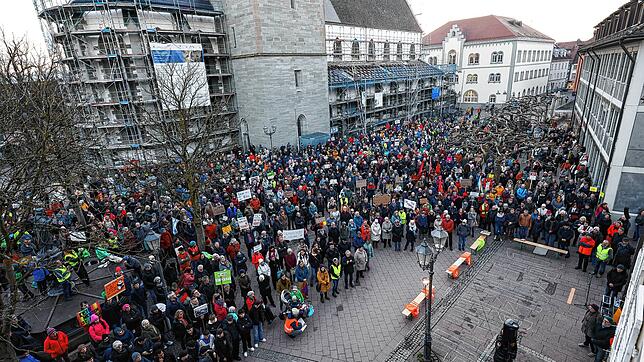 Rund 1200 Menschen kommen bei der Demonstration gegen rechts auf dem Radolfzeller Marktplatz zusammen.