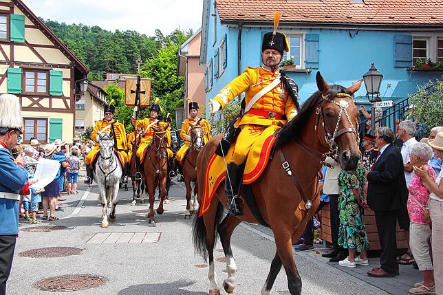 Der Vorsitzende der berittenenen Wehren aus Württemberg-Hohenzollern, Albert Steinhauser, führte die berittene Truppe der Gelben Husaren ...