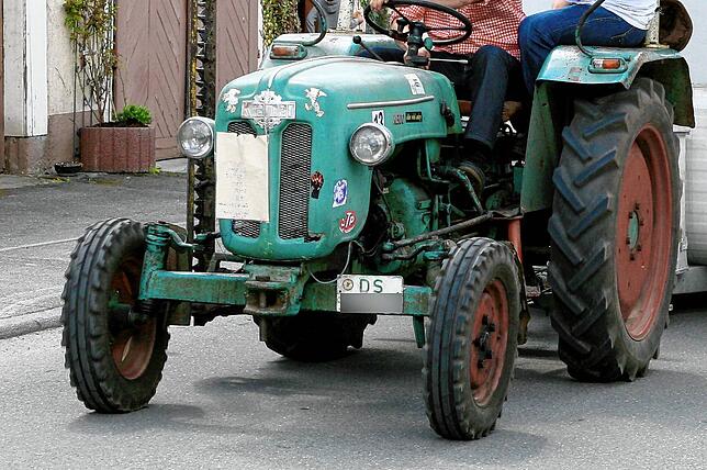 Zahlreiche alte Fahrzeuge, vor allem landwirtschaftliche Zugmaschinen, sind noch unter dem DS-Altkennzeichen zugelassen. Unser Bild ...