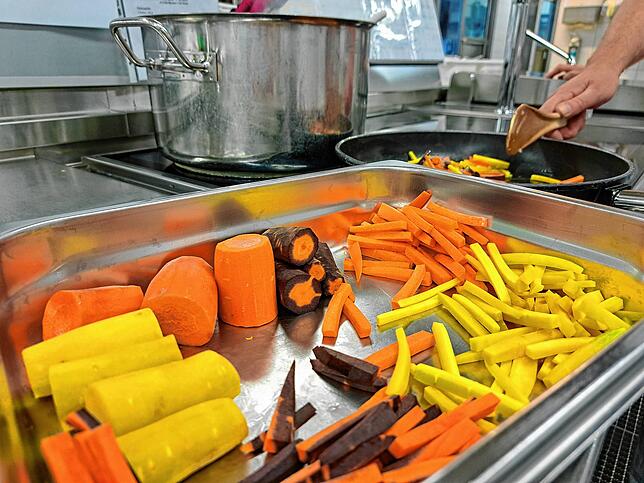 Karotten in verschiedenen Farben sorgen für einen bunten Hingucker auf dem Teller.