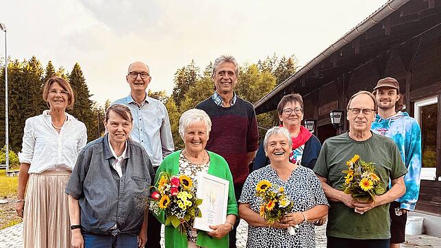 Hinten Birgit Helms, Jürg Scheithauer, Siegfried Obergfell, Monika Weisser, Martin Teichert; vorne Pfarrerin Gabriele Mayer, Heidi Hils, ...