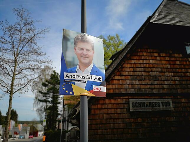 Die CDU plakatiert ihren Spitzenkandidaten Andreas Schwab, der seit 2004 im Europaparlament sitzt.
