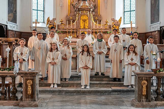Stadtpfarrkirche Waldshut: In der katholischen Stadtpfarrkirche in Waldshut feierten 13 Kinder mit Pfarrer Romuald Pawletta und den ...
