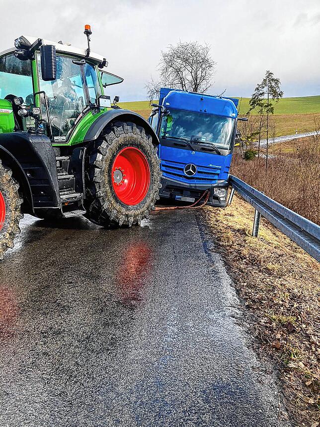 In der Senke zwischen Mauchen und Stühlingen musste ein Lastwagen von einem Traktor abgeschleppt werden. (Fahrzeuge durch ...