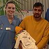 Die Stationsleitung der Mutter-Kind-Station, Kathrin Meier (links), gratuliert Papa Aiman Aljilo zur Geburt der kleinen Mirjana am ...