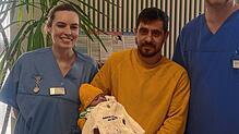 Die Stationsleitung der Mutter-Kind-Station, Kathrin Meier (links), gratuliert Papa Aiman Aljilo zur Geburt der kleinen Mirjana am ...