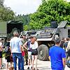 Lange Wartezeiten nehmen die Gäste in Kauf, um mit dem Transportpanzer „Fuchs“ oder geländefähigen Fahrzeugen eine Runde über den ...