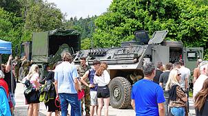 Lange Wartezeiten nehmen die Gäste in Kauf, um mit dem Transportpanzer „Fuchs“ oder geländefähigen Fahrzeugen eine Runde über den ...