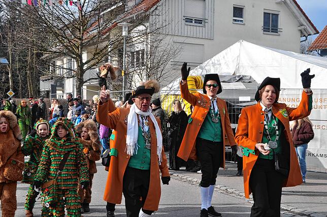Bild 11: Narrenzunft Bitzenhofen trommelt unzählige Menschen am Festplatz in Bitzenhofen zusammen - das sind die Bilder