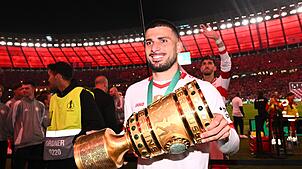 Deniz Undav schnappte sich den Pokal
