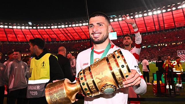 Deniz Undav schnappte sich den Pokal