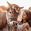 Ländliche Idylle, die auf Instagram zehntausende Menschen begeistert: Julia Jäger mit ihrer Kuh Jacky.