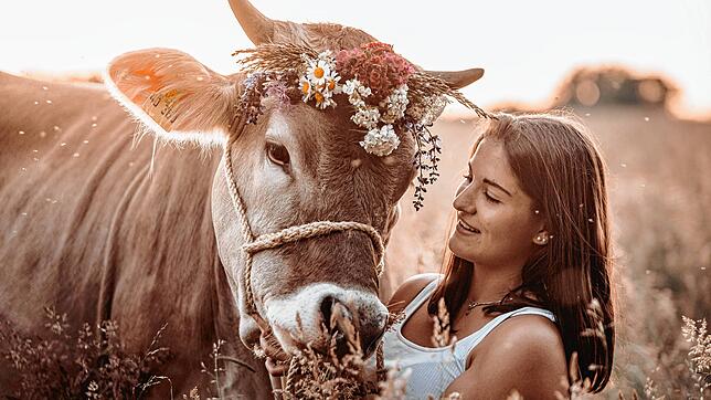 Ländliche Idylle, die auf Instagram zehntausende Menschen begeistert: Julia Jäger mit ihrer Kuh Jacky.