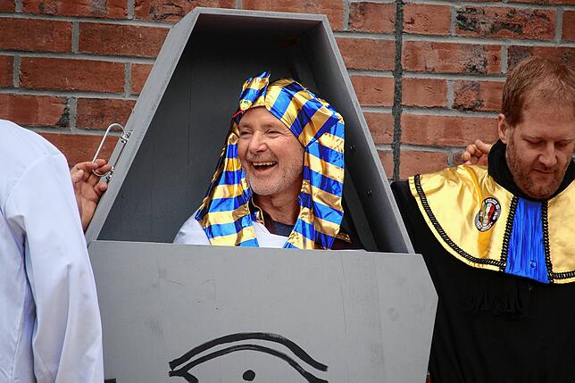 Bild 5: Rathaussturm Salem: Pharao Manfred Härle ist abgesetzt