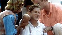 Die damals 19-jährige Monica Seles (M.) sitzt am 30. April 1993 unter Schock und mit Schmerzen auf dem Court. Kurz zuvor wurde ihr mit ...