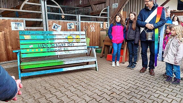 „Uns schickt der Himmel“, steht auf dieser Bank, die Helfer der Katholischen jungen Gemeinde Hänner-Oberhof im Rahmen der ...