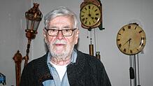Günter Kurth inmitten seiner Uhrensammlung. Der frühere Rektor der Hohenlupfenschule und Vater der Städtepartnerschaft feiert seinen 85. ...
