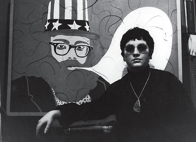 Ulrike Ottinger in Paris vor ihrem Werk &bdquo;Allen Ginsberg&ldquo; aus dem Jahr 1965.