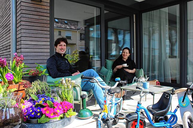 Auch ihr Sohn, der gerade in der Kita ist, lernt mit seinen zweieinhalb Jahren bereits Fahrradfahren und hat einen eigenen kleinen Fuhrpark.