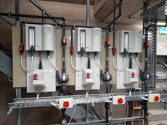 Diese Anlage im Untergeschoss des Technikgebäudes regelt die Dosierung des Chlorgehalts in den Schwimmbecken.
