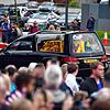 Der Leichenwagen mit dem Sarg von Königin Elizabeth II., der mit der königlichen Standarte von Schottland behängt ist, fährt durch ...