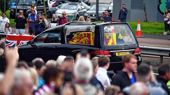 Der Leichenwagen mit dem Sarg von Königin Elizabeth II., der mit der königlichen Standarte von Schottland behängt ist, fährt durch ...