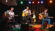 Die Angeschlagenen: Mario, Max und „Praktikant“ Mirko beim Folk-Ttreff im Foyer der Stadthalle in Bonndorf. Foto: Wolfgang Scheu