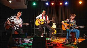 Die Angeschlagenen: Mario, Max und „Praktikant“ Mirko beim Folk-Ttreff im Foyer der Stadthalle in Bonndorf. Foto: Wolfgang Scheu