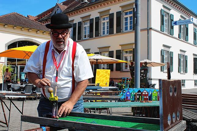 Manne Schneider, der Meister der Gartenfestspiele, zeigte sein neuestes Spiel: Torwandkicken.