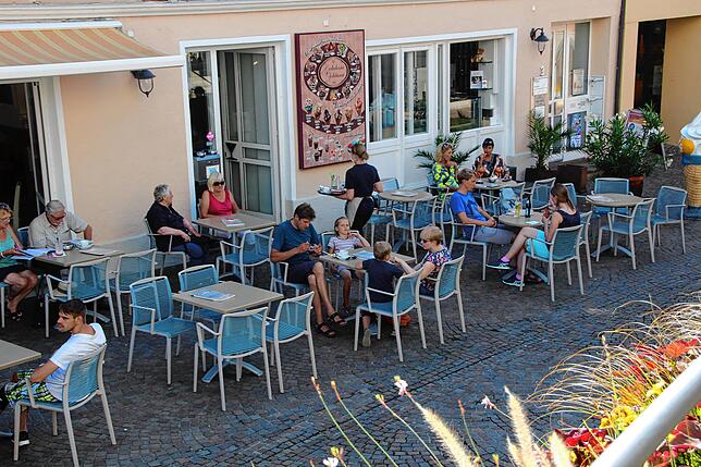 Die Eisdiele ist gut besucht.