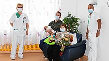 Oberarzt Alexis Rodriguez Mogena und Kinderkrankenschwester Birgit Tröscher beglückwünschen die Eltern Simon und Simone Koch aus Gütenbach.