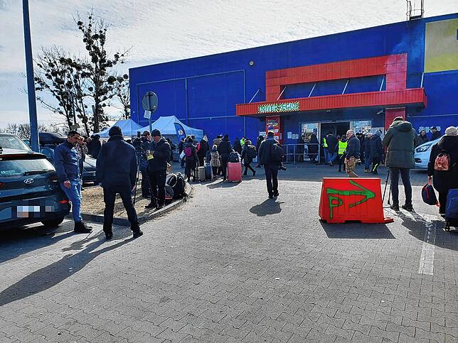Eine Traube an Pressevertretern vor der Aufnahmestelle