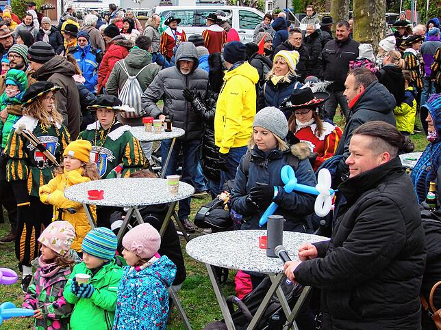 Rund 300 Besucher trotzten dem eisigen Wind beim Benefiz-Konzert an den Uferanlagen in Iznang. Es moderierte der Entertainer und Musiker ...