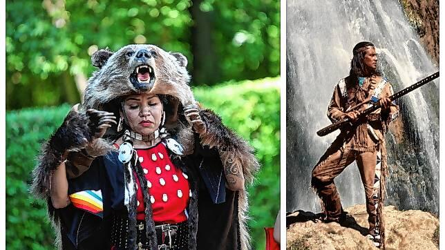 Die kanadische Indigene Laura Grizzlypaws bei einem traditionellen Tanzritual in Konstanz (links). Rechts zu sehen ist Pierre Brice als ...