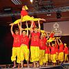 Beim Programmpunkt „Der Nussknacker und Claires Traumreise durch die Länder“ ist eine gemischte Jungs- und Männergruppe Teil der ...