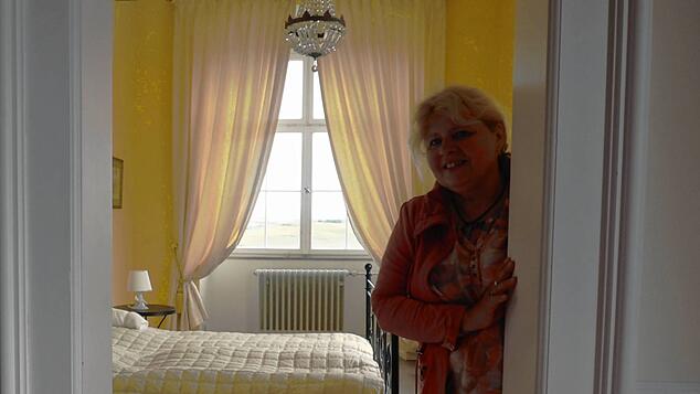 Verwalterin Sandra Kirsch gewährte einen Einblick in eines der insgesamt 11 zu vermietenden WG-Zimmer auf Schloss Weiterdingen.