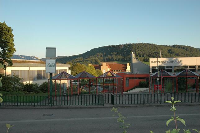 Im Vordergrund die Rappensteinstraße mit dem Bildungszentrum Rappenstein. Zwischen Hans-Thoma-Schule und altem Schulgebäude steht seit ...