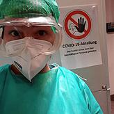 Josephine Olheide in Schutzausrüstung auf der Covid-Isolierstation. Im Frühjahr 2020 hatte sie während ihrer Ausbildung auf der ...