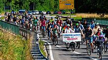 An der Abfahrt Eckweg fahren die Protestler über die Bundesstraße.