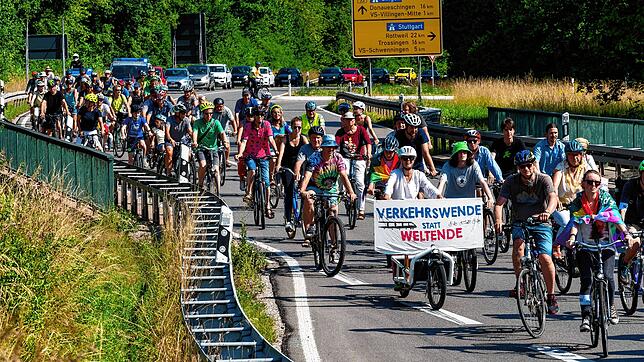 An der Abfahrt Eckweg fahren die Protestler über die Bundesstraße.