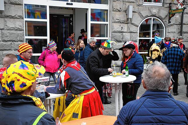 Bild 14: Bilder vom Laufnarrenmarkt am Stockacher Narrenbaum und im Bürgerhaus