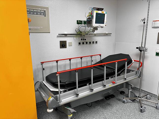 In der Schleuse vor den OP-Räumen können die Patienten nochmal kurz zur Ruhe kommen. Sie werden dabei schon überwacht.