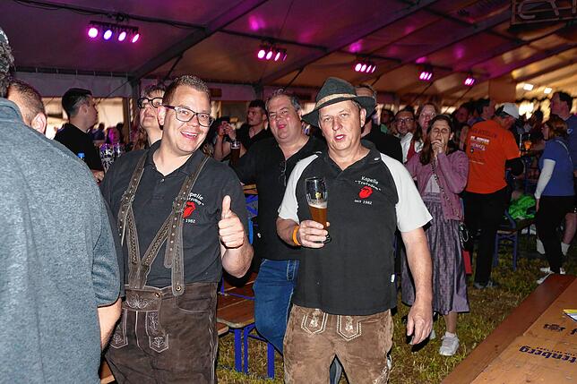 Bild 30: Was für eine Fete! Musikkapelle Mundelfingen versetzt das Publikum zum Jubiläumsstart in Feierlaune