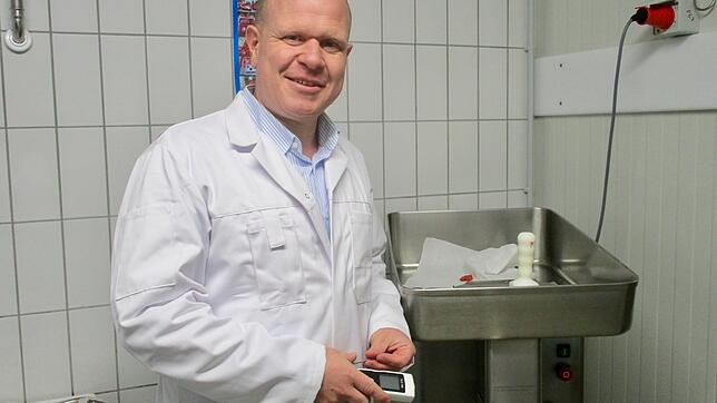 Andreas Metzler berät lebensmittelverarbeitende Betriebe in Sachen Hygiene, eine Bereich in dem es viele Fallstricke gibt. Verstöße ...