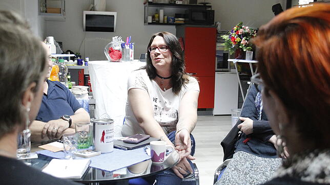 Christin Löhner beim ersten Treffen des Villinger Ablegers der Trans* Selbsthilfegruppe Hegau im April. Die 47-Jährige hat die Gruppe ...