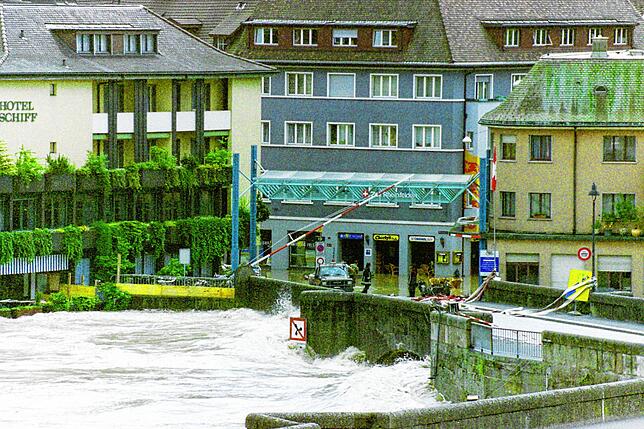 Die Wassermassen des Rheins rollten auf die alte Rheinbrücke zu.