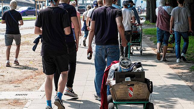 Bild : Bier und Bollerwagen &ndash; Was ist in Corona-Zeiten am Vatertag noch erlaubt und was nicht?