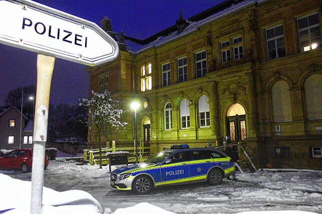 Der Polizeiposten befindet sich im ehemaligen Amtsgericht in der Martin-Schneller-Straße. Das historische Gebäude wurde gerade saniert. ...