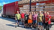 Mitarbeiter des Speditionsunternehmens Transco sowie der Technischen Dienste und Wolfgang Werkmeister vor dem Lastwagen, der Hilfsgüter ...